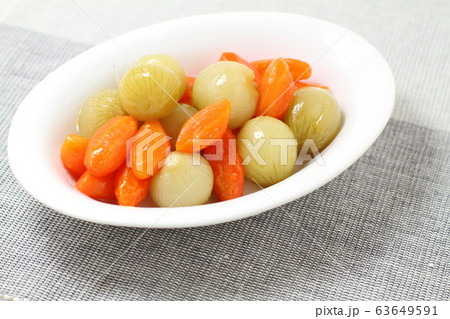 ニンジンとタマネギのグラッセ白い皿盛り、野菜の煮物 ニンジンとタマネギのグラッセ白い皿盛り、野菜の煮物 63649591