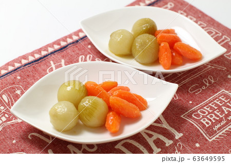 ニンジンとタマネギのグラッセ小皿盛り、野菜の煮物 63649595