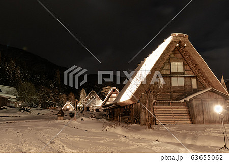 The Shirakawa Village, a world heritage site, with its traditional houses with gassho-zukuri style roofs at night in winter 63655062