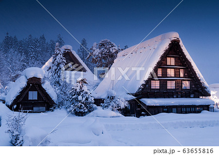 A vila de Shirakawa, um patrimônio mundial, com suas casas tradicionais com telhados em estilo gassho-zukuri a noite no inverno 63655816