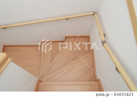 階段 一軒家 一戸建て ハウス マイホーム 新築 住居 住宅 ライフスタイル 1f 2f 屋内 の写真素材