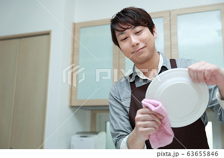 専業主夫 (家事 皿洗い 拭き取り 食器 一人暮らし ライフスタイル シングルライフ 日常 台所) 63655846
