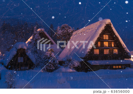 •	The village of Shirakawa, a world heritage site, with its traditional houses with gassho-zukuri-style roofs at evening in winter 63656000