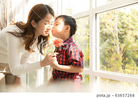 母 子供 息子 親子 愛情 キス 可愛い 温かいの写真素材