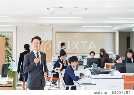 オフィス、ビジネスマン オフィス、ビジネスマン 63657294