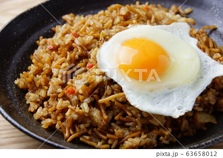 目玉焼きソバ飯 63658012