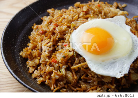 目玉焼きソバ飯 目玉焼きソバ飯 63658013