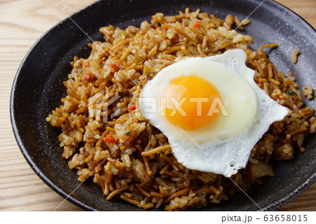 目玉焼きソバ飯 63658015