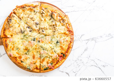 spinach and mushroom pizza spinach and mushroom pizza 63660557