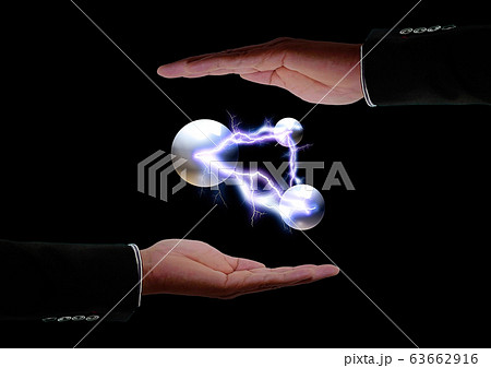 手のひらに浮かぶ連結された球体 63662916
