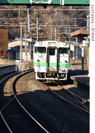 早春の北海道室蘭市JR輪西駅を発着する普通列車の風景を撮影 63663243