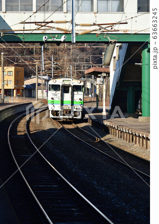早春の北海道室蘭市JR輪西駅を発着する普通列車の風景を撮影 63663245