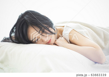 女性　睡眠　寝起き　 63663339