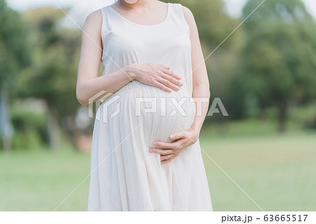 pregnant woman 63665517