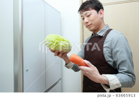専業主夫 (家事 クッキング 料理 一人暮らし ライフスタイル シングルライフ 日常 台所 野菜) 専業主夫 (家事 クッキング 料理 一人暮らし ライフスタイル シングルライフ 日常 台所 野菜) 63665913