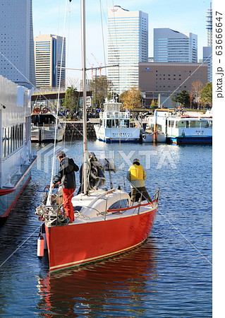 横浜港の赤いヨットと乗員 63666647