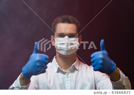 The doctor shows that it is necessary to use a respiratory mask in an epidemic 63666835