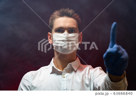 The doctor shows that it is necessary to use a respiratory mask in an epidemic 63666840