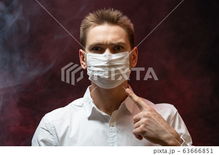 The doctor shows that it is necessary to use a respiratory mask in an epidemic 63666851