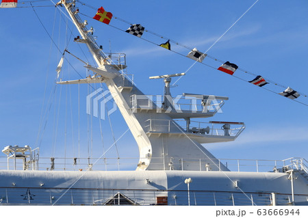 大型客船と満艦飾 63666944