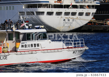 横浜港の大型客船飛鳥Ⅱと水上警察警備艇 63667433