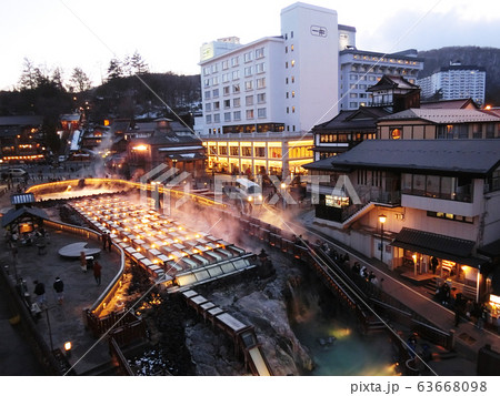 群馬県　夕暮れ時の草津温泉の湯畑　Japan travel　Kusatsu Onsen　 63668098