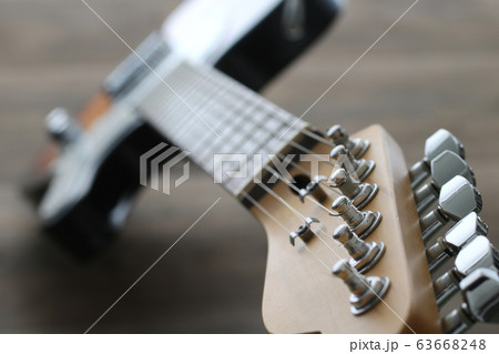 エレキギターのネックとヘッド 63668248