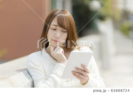 タブレットを持つ女性 タブレットを持つ女性 63668724
