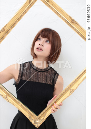 額の中の女性 63669330