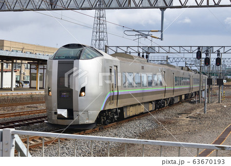 早春の北海道室蘭市JR東室蘭を発着する特急すずらんの風景を撮影 63670193