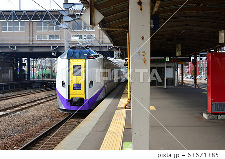 早春の北海道室蘭市JR東室蘭駅を発着する特急スーパー北斗の風景を撮影 63671385