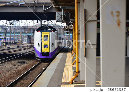 早春の北海道室蘭市JR東室蘭駅を発着する特急スーパー北斗の風景を撮影 63671387
