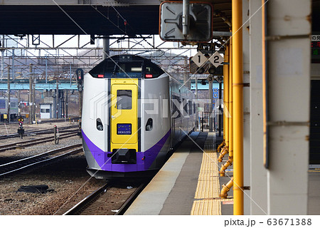 早春の北海道室蘭市JR東室蘭駅を発着する特急スーパー北斗の風景を撮影 63671388