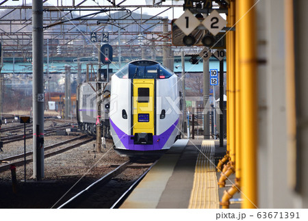 早春の北海道室蘭市JR東室蘭駅を発着する特急スーパー北斗の風景を撮影 63671391