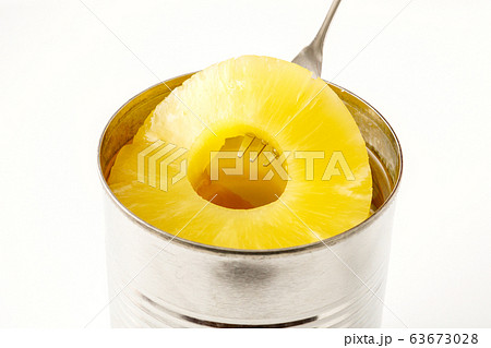 パイナップルの缶詰 白背景 パイナップルの缶詰 白背景 63673028