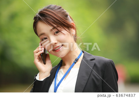 通話する女性社員 通話する女性社員 63674837