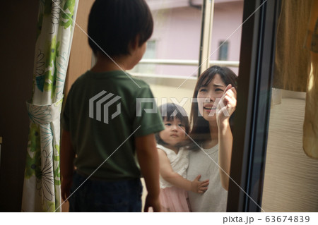いたずらで鍵を閉める男の子 いたずらで鍵を閉める男の子 63674839