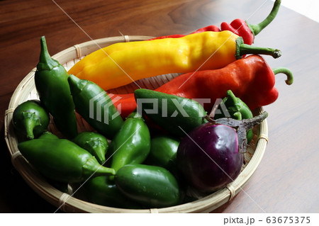 ピーマンと小ナスと長いパプリカ ピーマンと小ナスと長いパプリカ 63675375