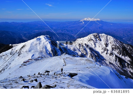 木曽駒ヶ岳からの木曽前岳と御嶽山の写真素材