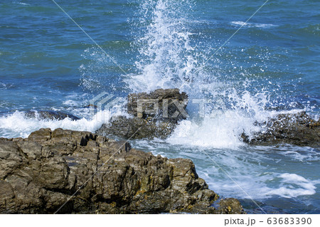 海岸　磯　波しぶき 63683390
