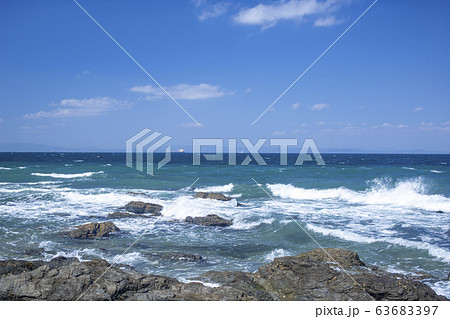 海岸　磯　波しぶき 63683397