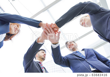 手を重ねるビジネスパーソン 63683416