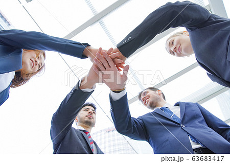 手を重ねるビジネスパーソン 63683417
