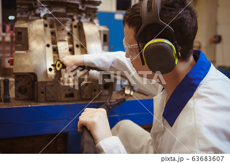 use dry ice for cleaning metal molds in the factory use dry ice for cleaning metal molds in the factory 63683607