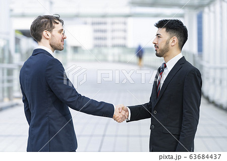握手するビジネスマン 握手するビジネスマン 63684437