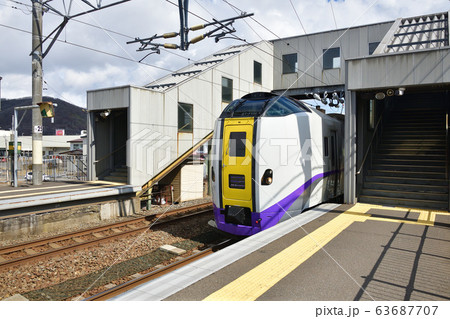 早春の北海道室蘭市JR鷲別駅を通過する特急スーパー北斗の風景を撮影 早春の北海道室蘭市JR鷲別駅を通過する特急スーパー北斗の風景を撮影 63687707