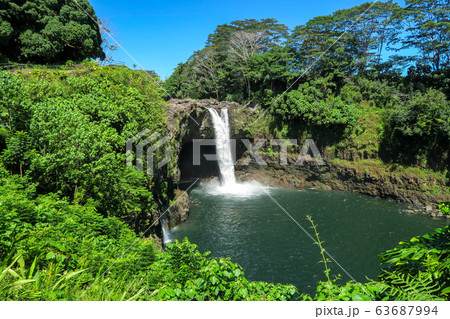 ハワイ島、ヒロ、ワイルク・リバー州立公園の虹の滝（レインボー・フォールズ） 63687994