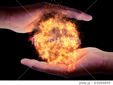 手のひらと手のひらの間に炎のエネルギーをためる 63689849