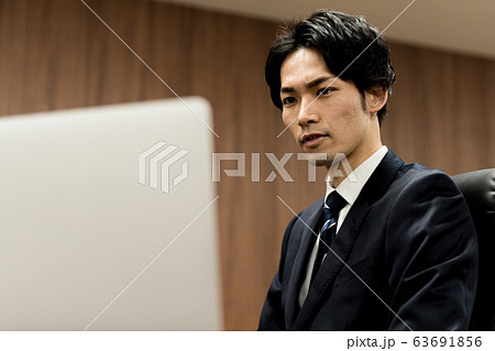 若いビジネスマン(会議室、パソコン、スーツ、ミーティング 若いビジネスマン(会議室、パソコン、スーツ、ミーティング 63691856
