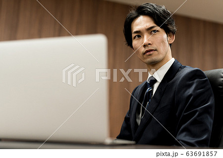 若いビジネスマン(会議室、パソコン、スーツ、ミーティング 若いビジネスマン(会議室、パソコン、スーツ、ミーティング 63691857